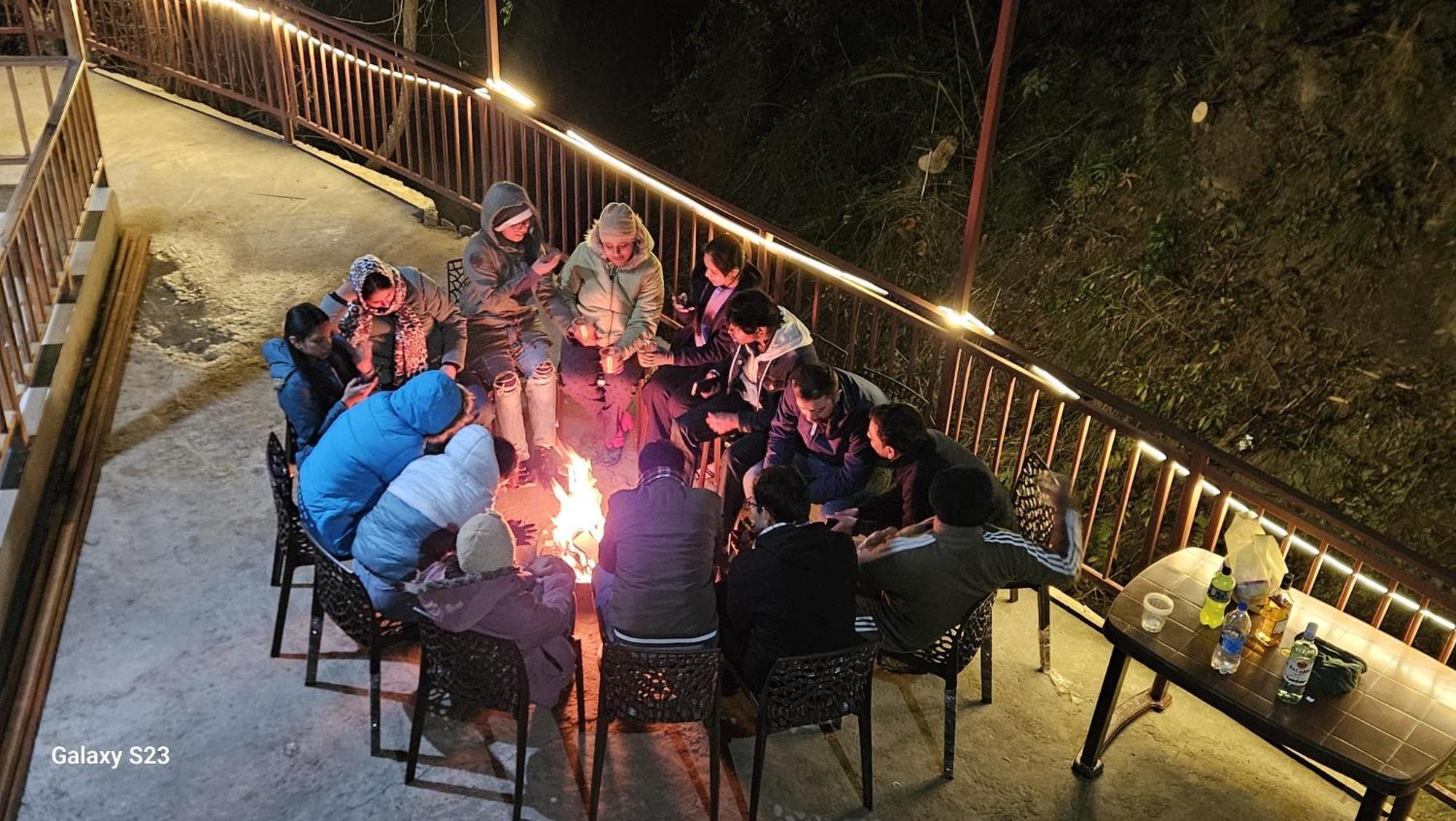 The Fiza Retreat Tirthan Banjār المظهر الخارجي الصورة