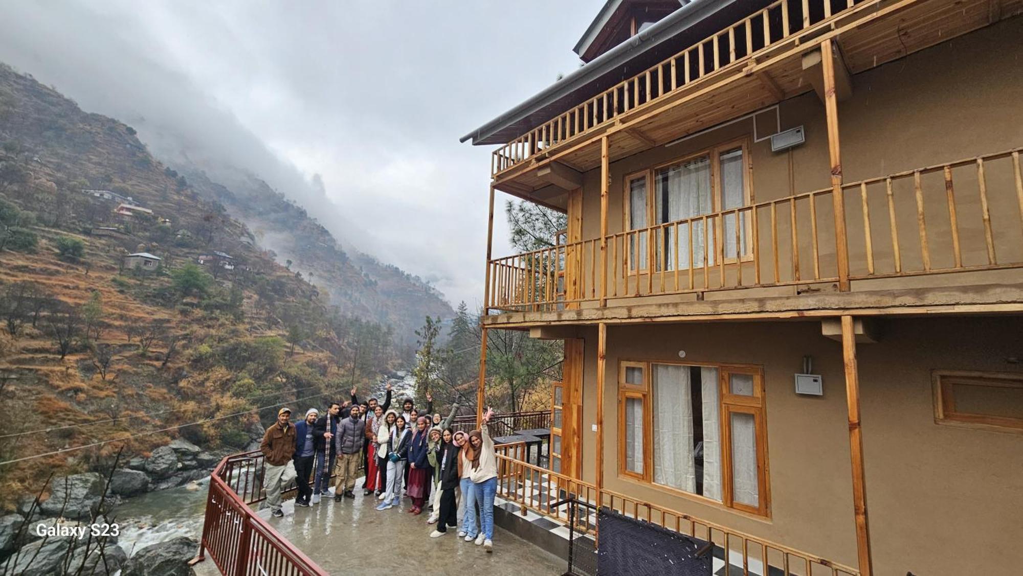 The Fiza Retreat Tirthan Banjār المظهر الخارجي الصورة