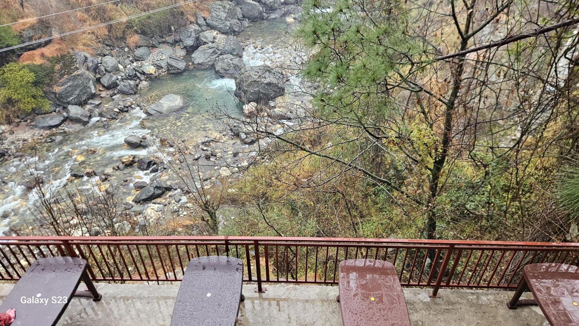 The Fiza Retreat Tirthan Banjār المظهر الخارجي الصورة