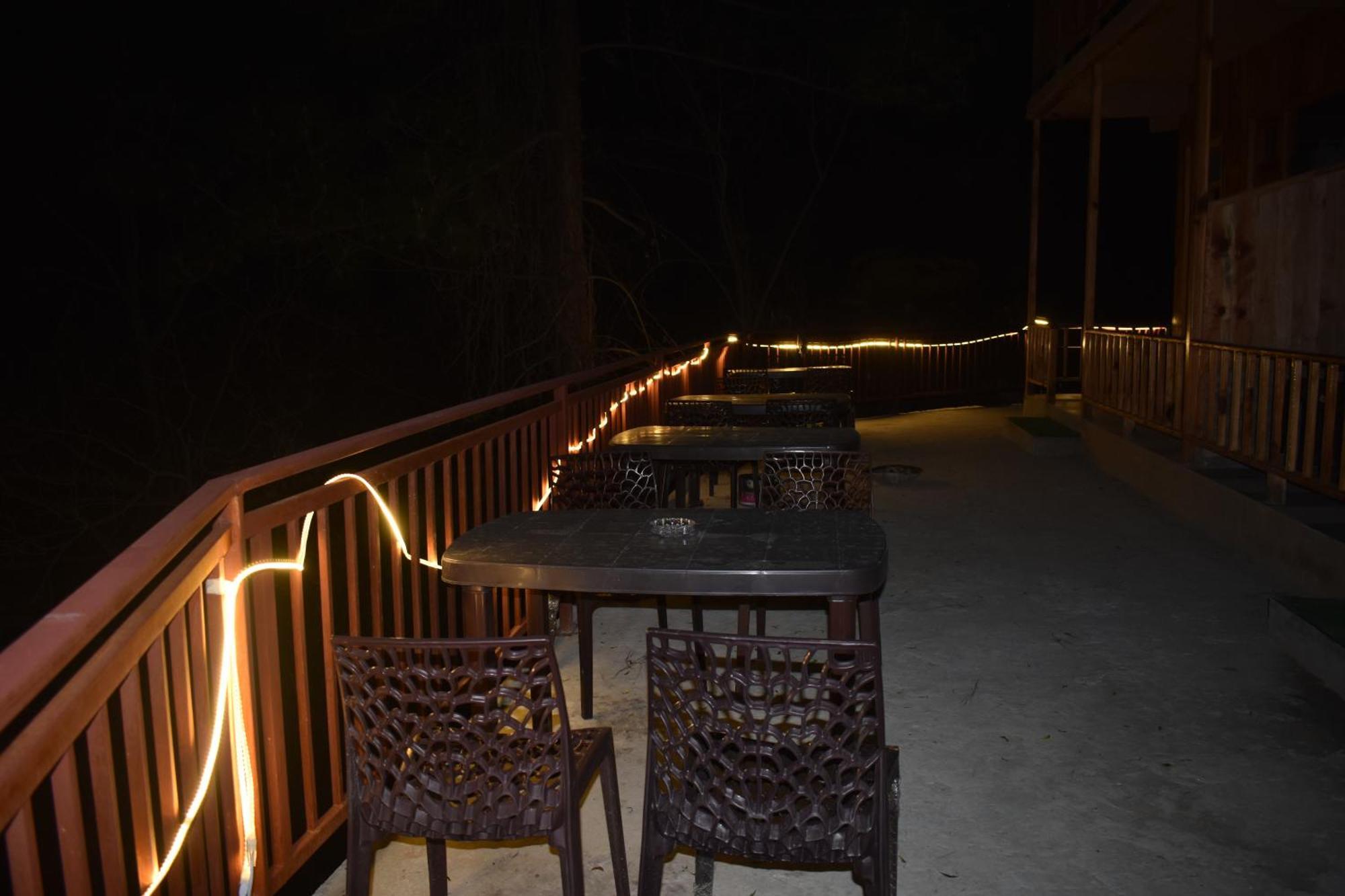 The Fiza Retreat Tirthan Banjār المظهر الخارجي الصورة