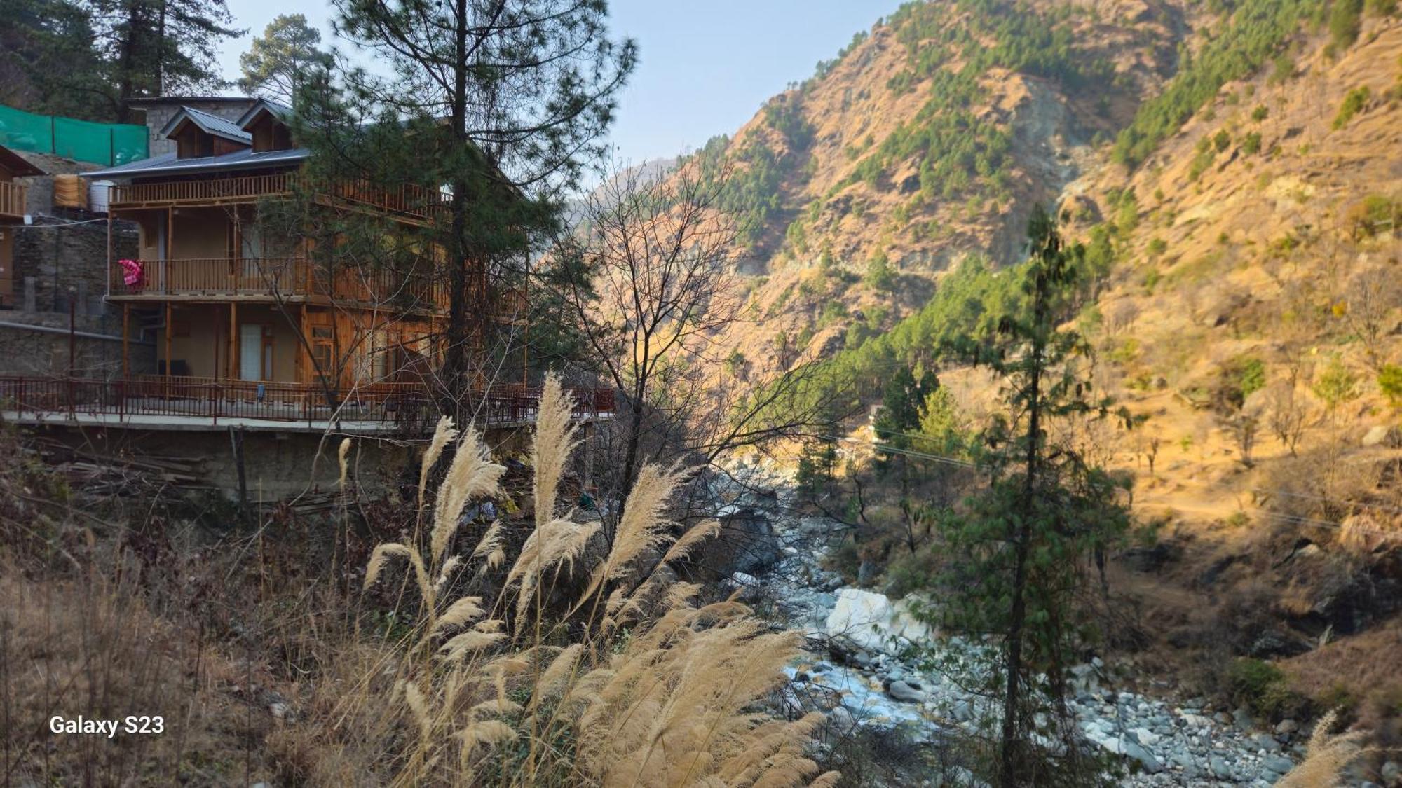 The Fiza Retreat Tirthan Banjār المظهر الخارجي الصورة